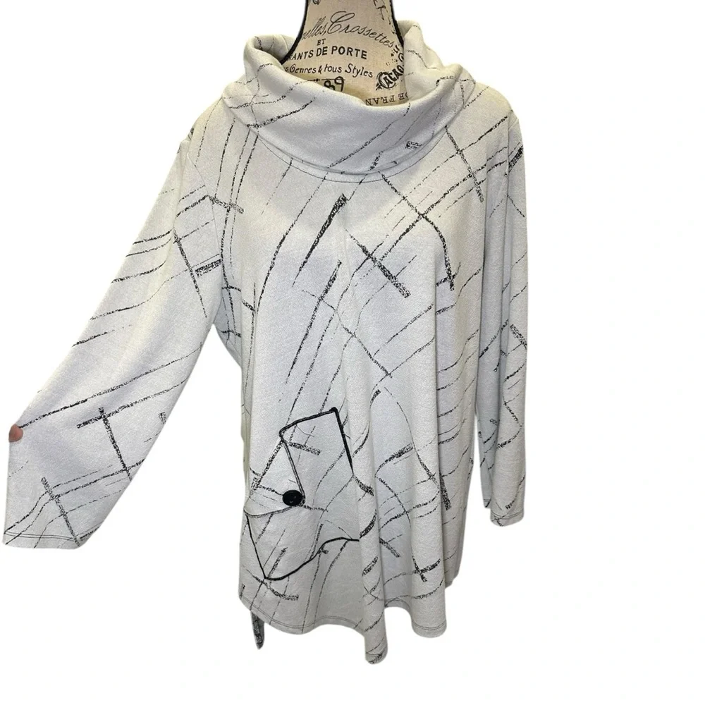 Ali Miles Geometric Artsy Tunic Top